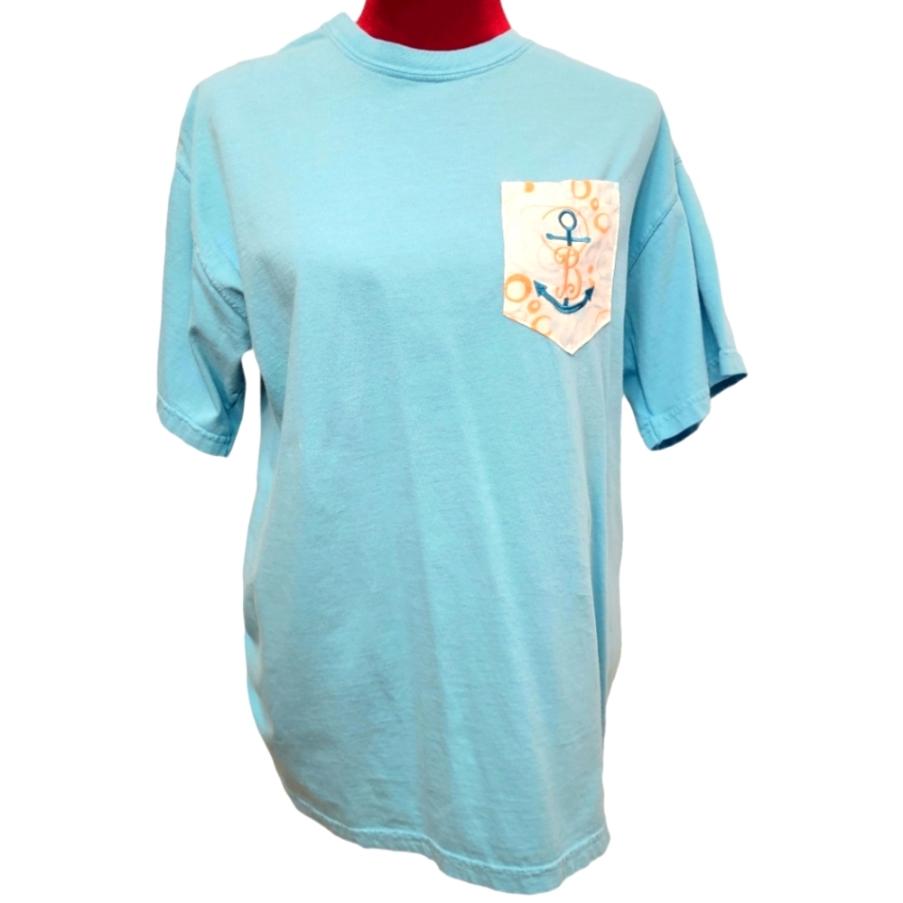 Comfort Colors t-shirt with embroidered "B" on the pocket